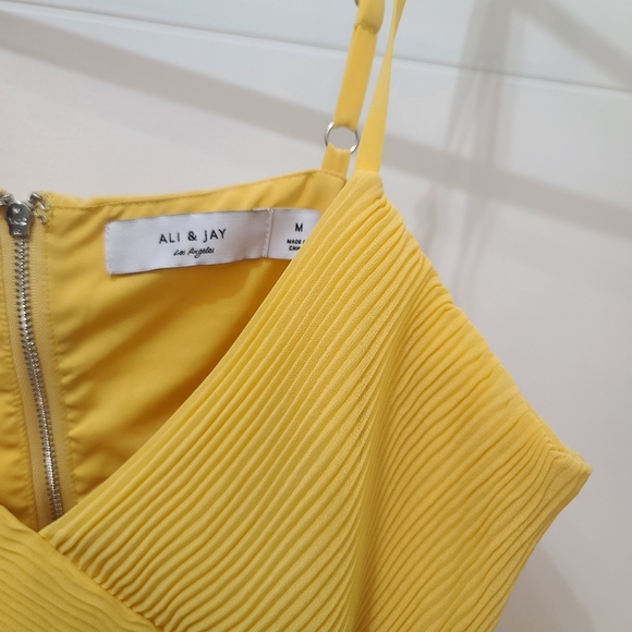 Ali & Jay For The Gram Pleated Midi Dress in Yellow Sz M - Picture 10 of 16